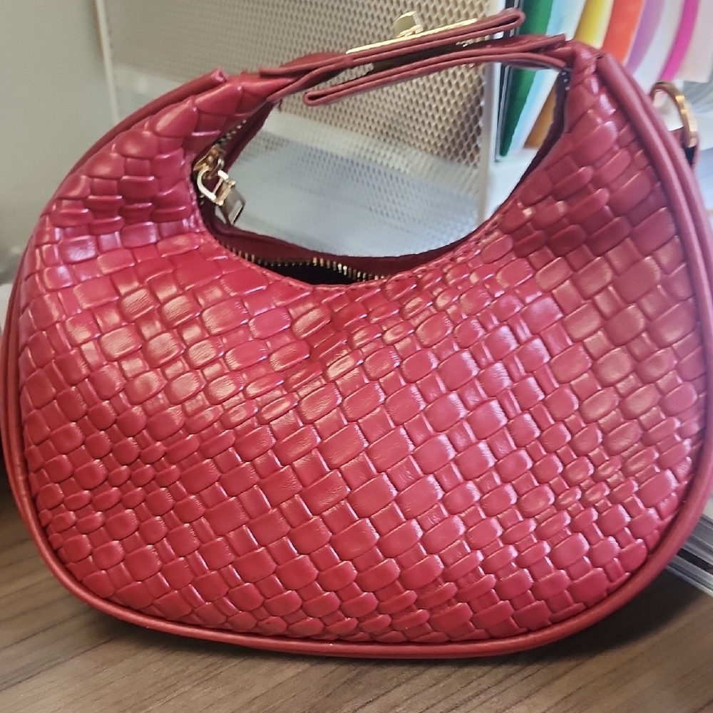 Elegant Pink Woven Handbag